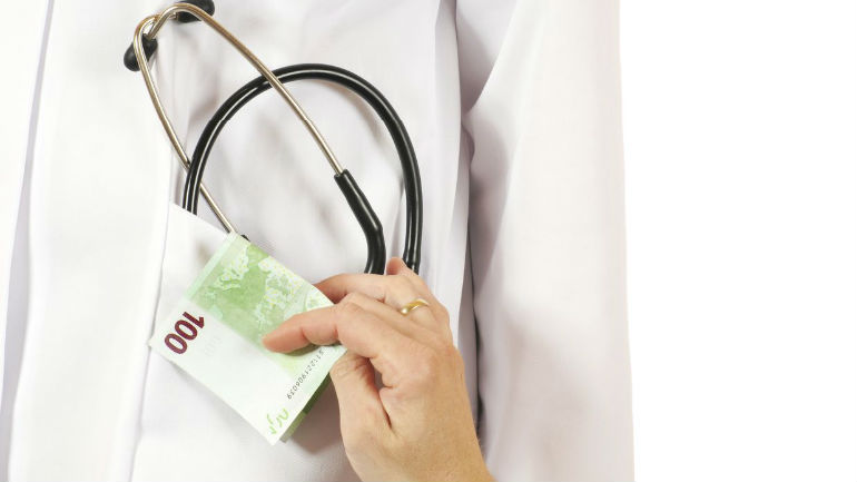 Στα «πράσα» γυναικολόγος που απαίτησε φακελάκι