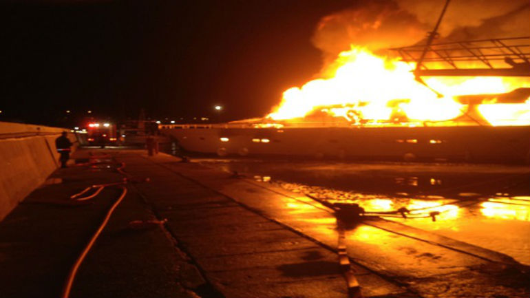 Φωτιά σε ιστιοφόρο στη Μαρίνα Αλίμου