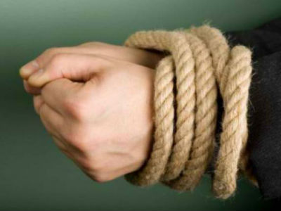 Νεαροί απήγαγαν ανήλικο και έκλεψαν 11.000 ευρώ