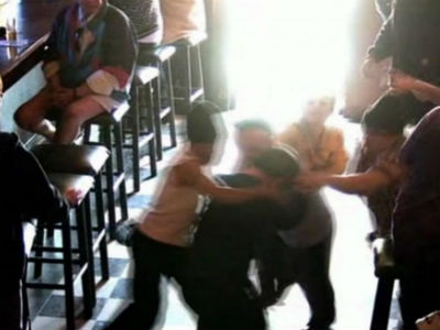 Άγριο ξύλο έξω από μπαρ της Πάτρας