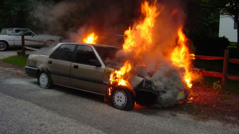 Λάρισα: Αυτοκίνητο «λαμπάδιασε» εν κινήσει