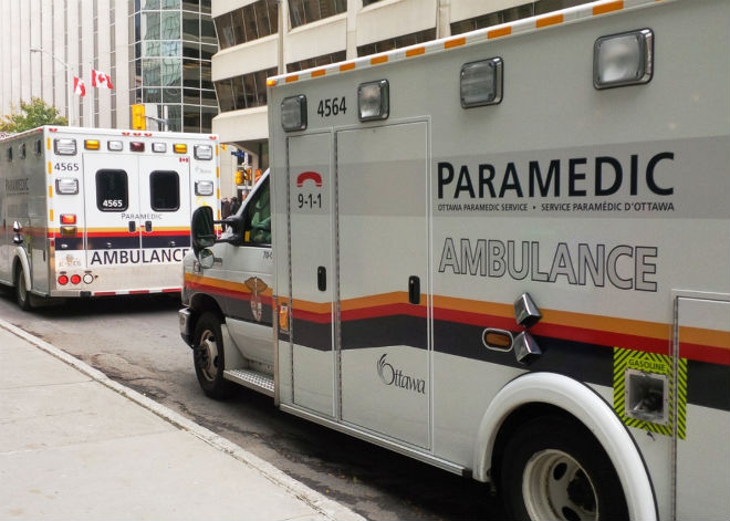 Ασθενοφόρα βρίσκονται στα σημεία των ένοπλων επιθέσεων