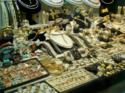 Παππούς πουλούσε «φο» για πολύτιμα κοσμήματα