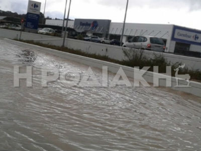 Σε ποτάμια μετατράπηκαν οι δρόμοι της Ρόδου