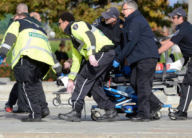 Με προσεκτικές κινήσεις οι τραυματιοφορείς μεταφέρουν τον φρουρό στο νοσοκομείο