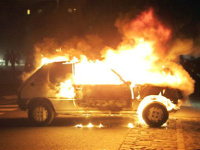 Καλαμπάκα: Βγήκε απ’ το φλεγόμενο αυτοκίνητό του στο παρά πέντε