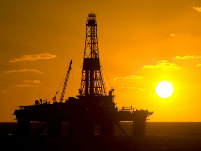 Ανέβηκε η τιμή του χρυσού, εκτοξεύτηκε του πετρελαίου