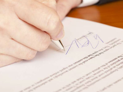 Τον απήγαγαν και τον ανάγκασαν με τη βία να υπογράψει έγγραφα