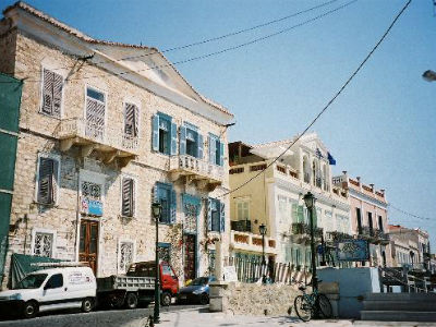 Στύλος φωτισμού πλάκωσε αυτοκίνητο εν κινήσει