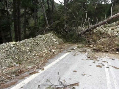 Σάμος: Μεγάλες κατολισθήσεις προκάλεσε η ασταμάτητη βροχή