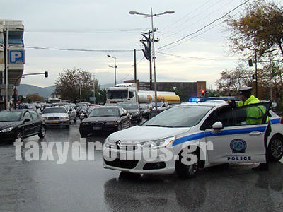 Φορτηγό έπεσε σε κολόνα της ΔΕΗ