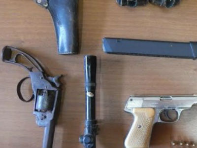 Χειροπέδες σε τρεις για οπλοκατοχή