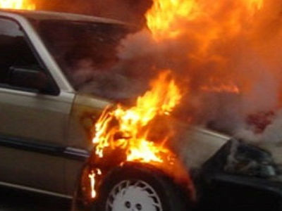 Βόλος: Οι περίοικοι έσβησαν φλεγόμενο αυτοκίνητο