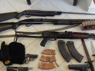 Χειροπέδες σε πατέρα και γιο για σπίτι – οπλοστάσιο