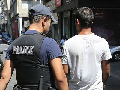 Χειροπέδες σε διακινητή μεταναστών