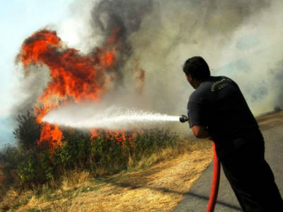 Χειροπέδες σε 54χρονο για δέκα πυρκαγιές στην Άνδρο