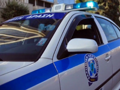 Πετάχτηκαν μπροστά σε αυτοκίνητο και λήστεψαν την οδηγό