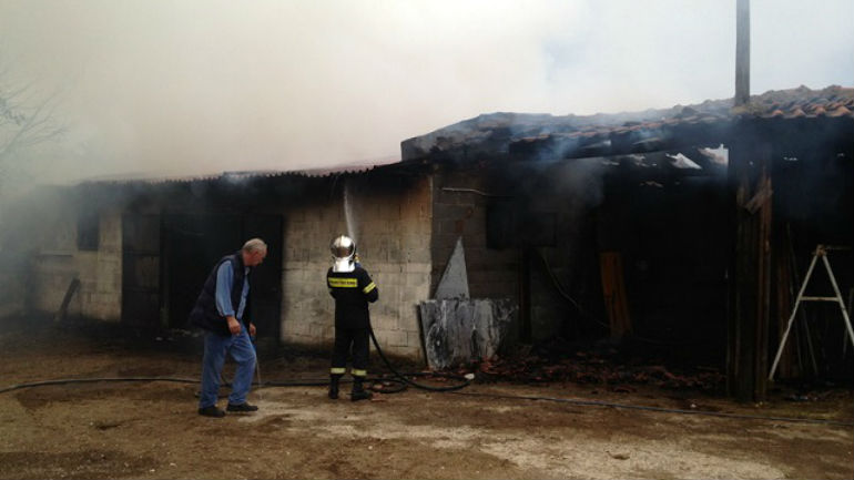 Αγρίνιο: Στάχτη έγινε το σπίτι ηλικιωμένου