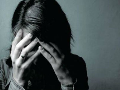 Άνεργη μητέρα μεγαλώνει τα παιδιά της σε σπίτι χωρίς ρεύμα