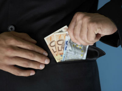 Ο λογιστής κρατούσε τις εισφορές για τον εαυτό του