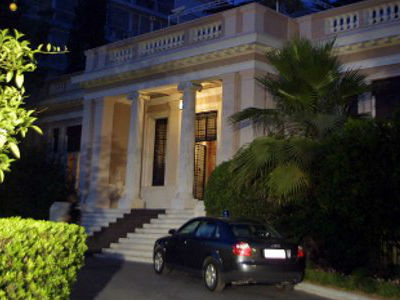 Μαξίμου: «Παγίδα θανάτου από διεθνείς και εγχώριες δυνάμεις της ακραίας λιτότητας» Μαξίμου: «Παγίδα θανάτου από διεθνείς και εγχώριες δυνάμεις της ακραίας λιτότητας»