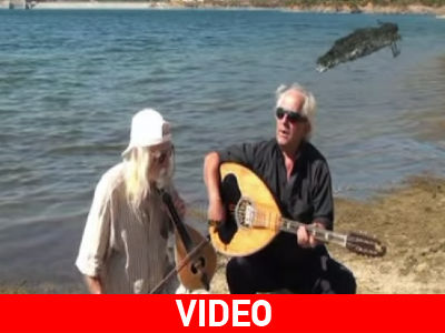 Ο Σήφης επιτίθεται σε λυράρη και λαουτιέρη!