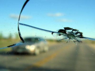 Πάτρα: Νεαροί πετούν πέτρες σε αυτοκίνητα