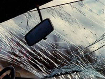 Χαλκίδα: Αγωνία για 23χρονο οδηγό που «καρφώθηκε» σε δέντρο