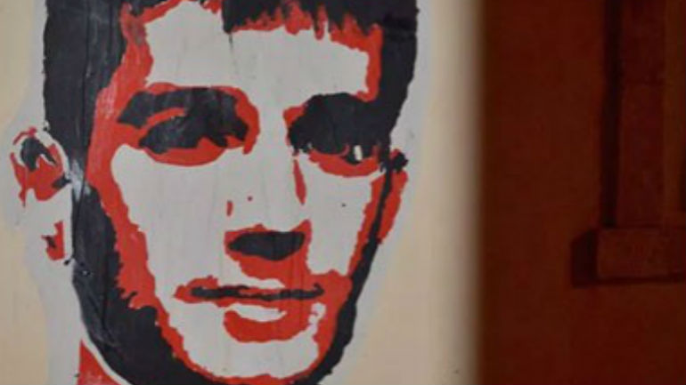 Χανιά: Μία τεράστια αφίσα του Βαγγέλη Γιακουμάκη έξω από Δικαστικό Μέγαρο