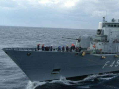 Ρυμουλκούν το πλοίο με τους 700 μετανάστες – Σε επιφυλακή για ενδεχόμενο κρούσμα Έμπολα Ρυμουλκούν το πλοίο με τους 700 μετανάστες – Σε επιφυλακή για ενδεχόμενο κρούσμα Έμπολα