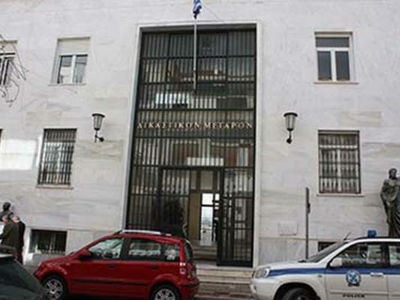 Έκανε «γυαλιά – καρφιά» την είσοδο των δικαστηρίων