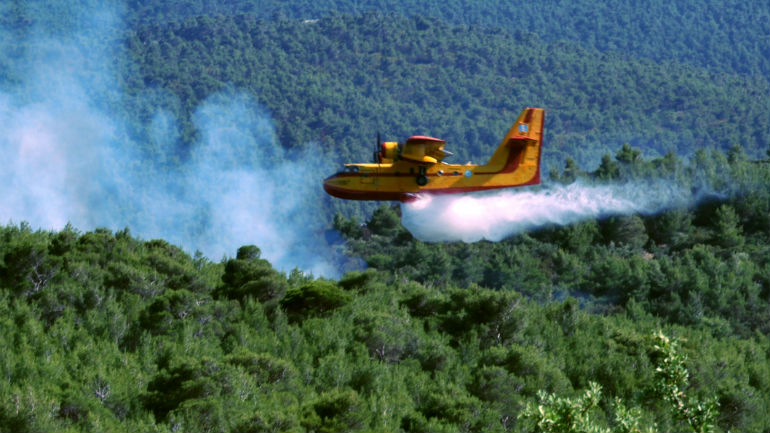 Υπό μερικό έλεγχο η πυρκαγιά στα Βίλια Αττικής Υπό μερικό έλεγχο η πυρκαγιά στα Βίλια Αττικής