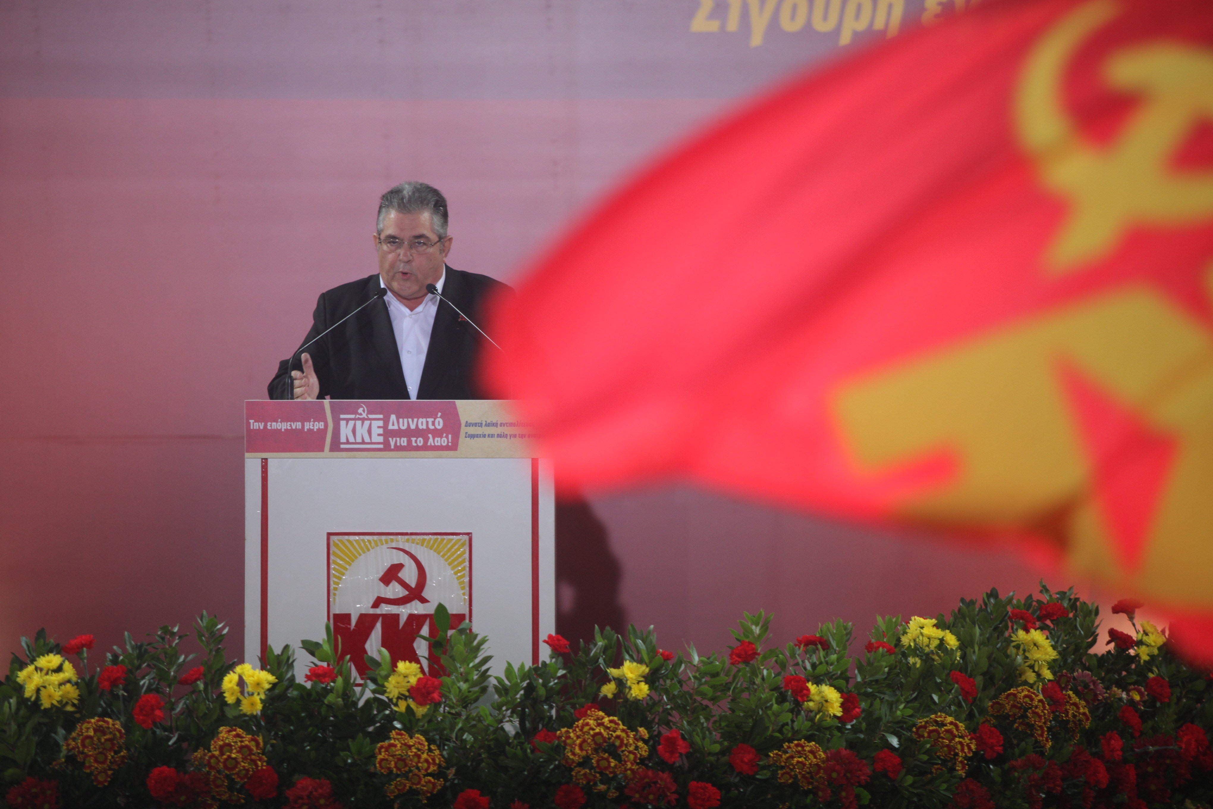 Ο Δημήτρης Κουτσούμπας κατά την κεντρική ομιλία του ΚΚΕ στο Σύνταγμα