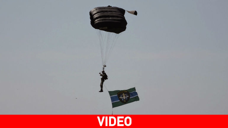 Αλεξανδρούπολη: Εντυπωσιακό βίντεο από τη ρίψη αλεξιπτωτιστών