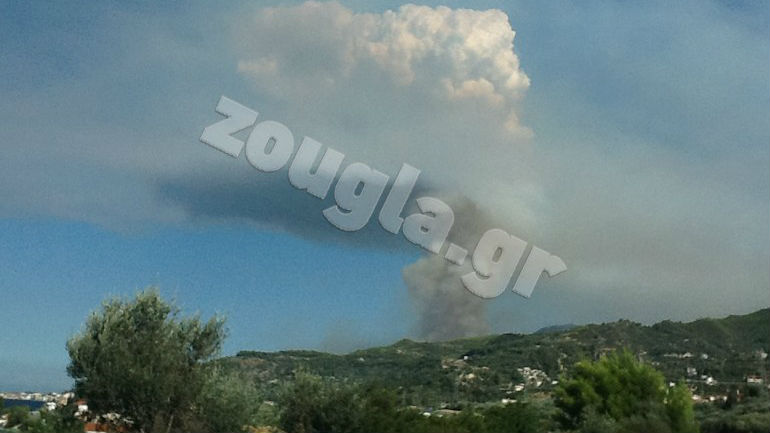 Υπό μερικό έλεγχο η φωτιά στο Ξυλόκαστρο