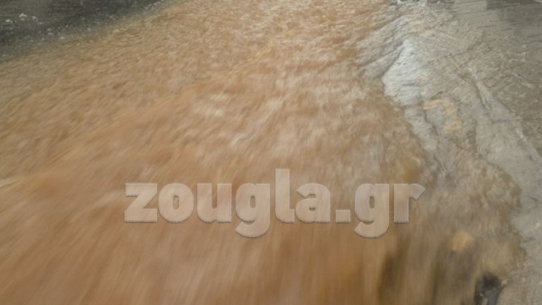 Μενίδι: Κλιμάκιο της ΕΜΑΚ επιχειρεί να προσεγγίσει αυτοκίνητο που παρέσυρε χείμαρρος