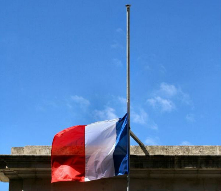 Μεσίστιες κυματίζουν οι σημαίες στη Γαλλία