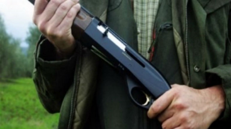 Πυροβόλησαν θαμώνες καφενείου επειδή τους έκαναν παρατήρηση