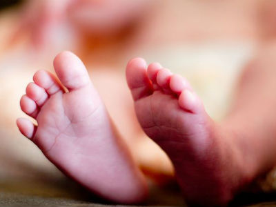 Στον δρόμο οικογένεια με μωρό ενός έτους