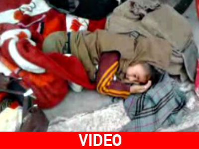 Μετανάστες στοιβαγμένοι έξω από εγκαταλειμμένο Αστυνομικό Τμήμα