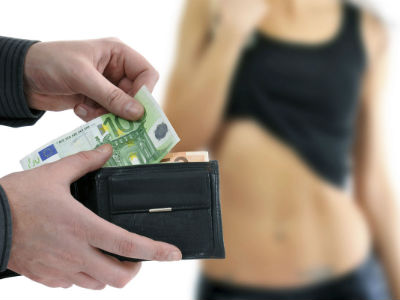 Απείλησε να σκοτώσει τη σύζυγό του αν δεν συνευρισκόταν με άνδρες