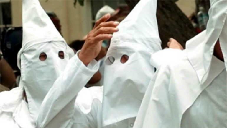 Αργολίδα: Κουκουλοφόροι με στολές της Κου-Κλουξ-Κλαν σκορπούν τον τρόμο