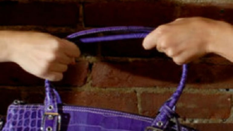 Αγρίνιο: Άρπαξε τσάντα ηλικιωμένης μπροστά στα μάτια των περαστικών