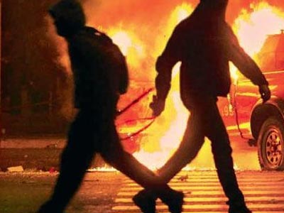 Επίθεση νεαρών κατά ανδρών των ΜΑΤ στα Εξάρχεια