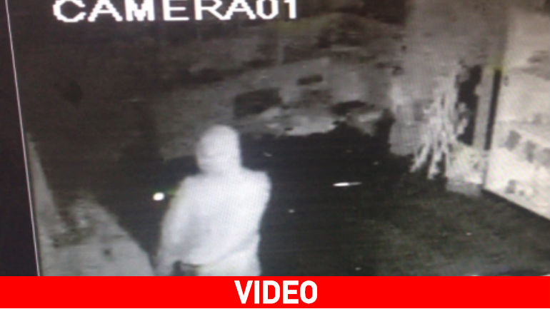 Καρέ-καρέ διάρρηξη σε οίκο νυφικών στα Βριλήσσια