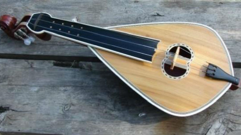 Χανιά: Προσπάθησε να πουλήσει κλεμμένες λύρες