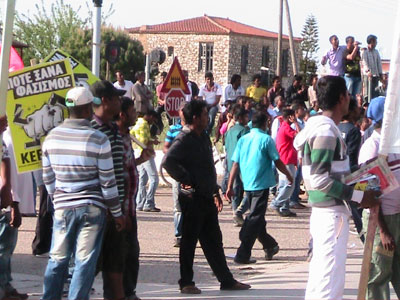 Πού γ@@@@ οι 8.000 πρόσφυγες της #manolada;