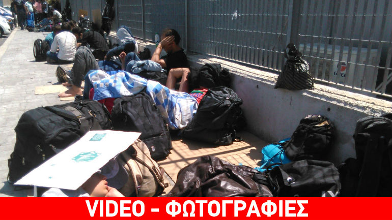 Μυτιλήνη: Μετανάστες στοιβαγμένοι σαν ποντίκια στο λιμάνι