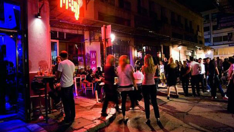 Ηράκλειο: Τον μαχαίρωσε γιατί… κοίταξε την παρέα του