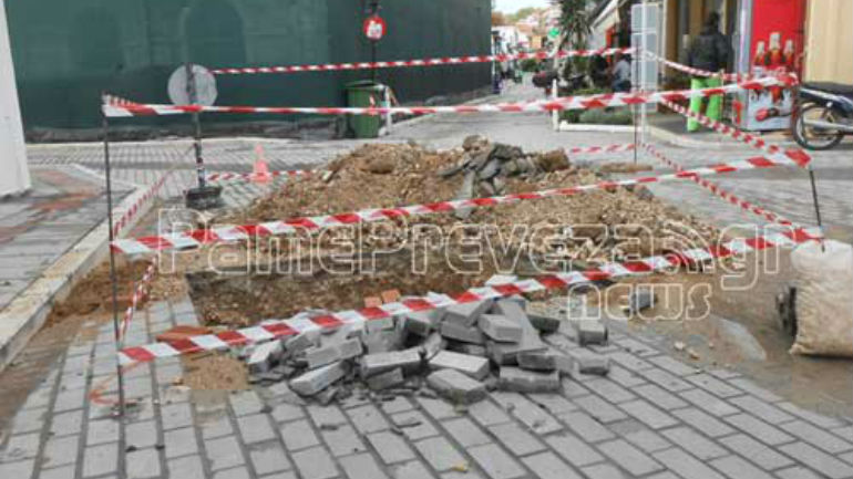 Πρέβεζα: Ατελείωτο «ράβε-ξήλωνε» στους πεζόδρομους